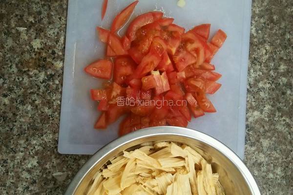 红黄配之番茄炒腐竹的做法图解2