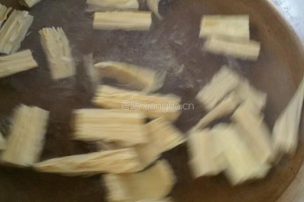 腐竹炝木耳的做法图解2