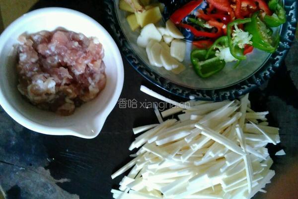 茭白炒肉丝木耳的做法图解1