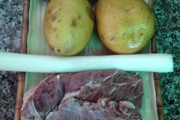 土豆烧牛腩的做法图解1