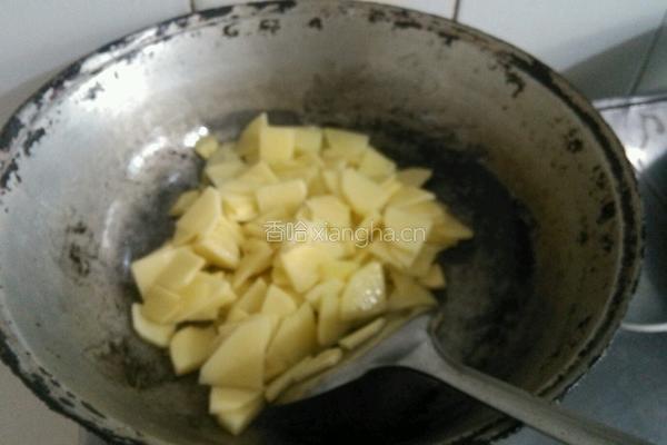 西红柿炒土豆片的做法图解2