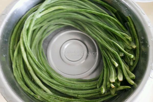 凉拌豇豆的做法图解1