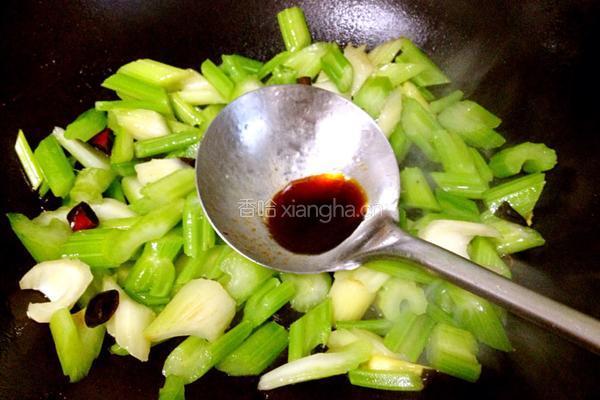 海鲜丸子炒芹菜的做法图解8