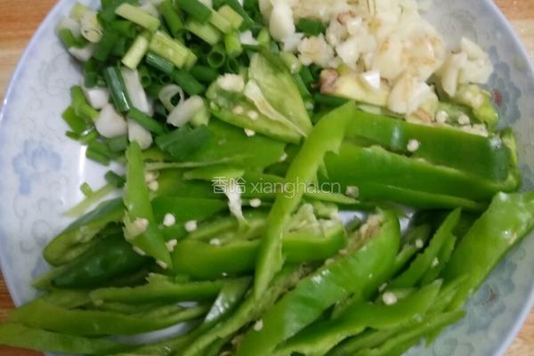 银耳素炒青豆的做法图解2