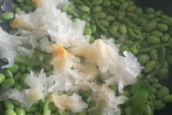 银耳素炒青豆的做法图解8