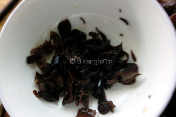 木耳炒肉的做法图解2