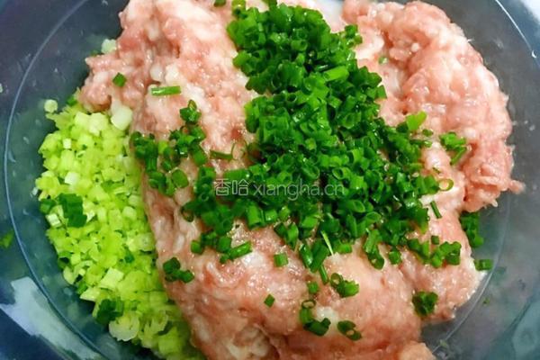 猪肉芹菜饺子的做法图解1