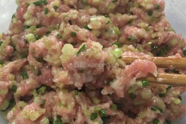 猪肉芹菜饺子的做法图解3
