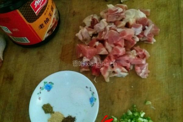 香菇炒鸡的做法图解1