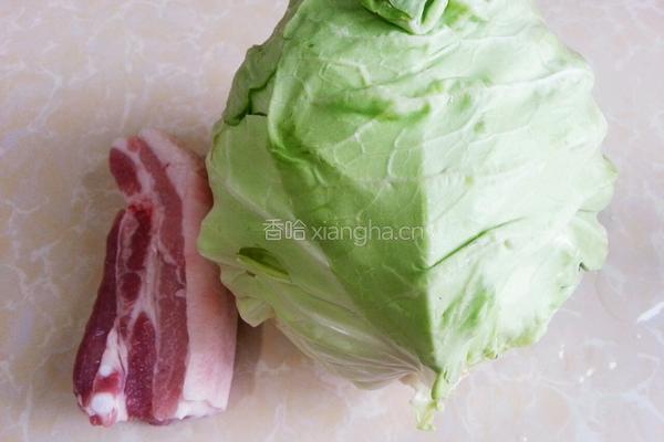手撕卷心菜炒五花肉的做法图解1