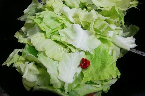 手撕卷心菜炒五花肉的做法图解5