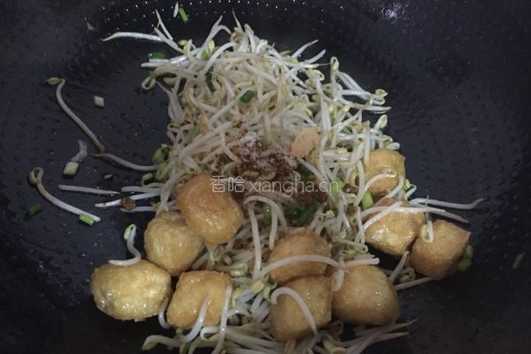绿豆芽炒炸豆腐的做法图解6