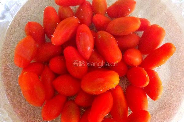 圣女果炒鸡蛋拌面的做法图解1