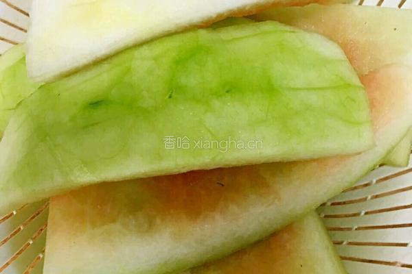 双椒拌西瓜皮的做法图解1