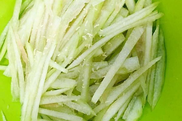 双椒拌西瓜皮的做法图解2
