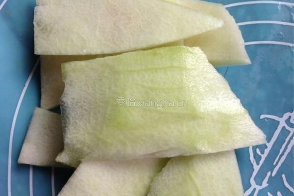 西瓜皮拌青瓜的做法图解1