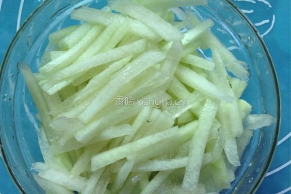 西瓜皮拌青瓜的做法图解2