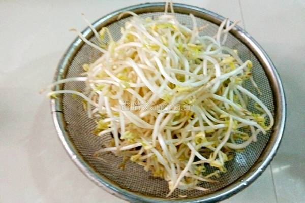 绿豆芽炒茄条的做法图解1