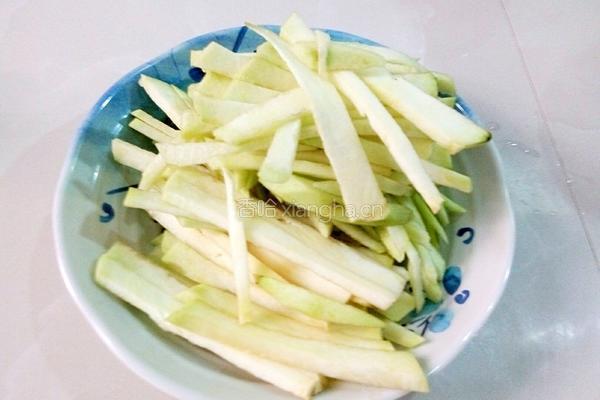 绿豆芽炒茄条的做法图解3