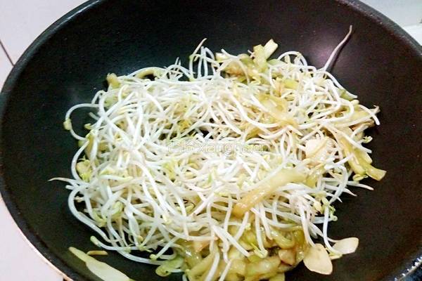 绿豆芽炒茄条的做法图解9
