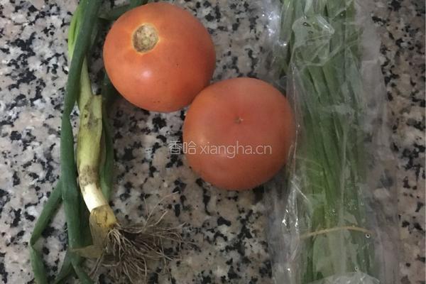 西红柿炒韭菜的做法图解1