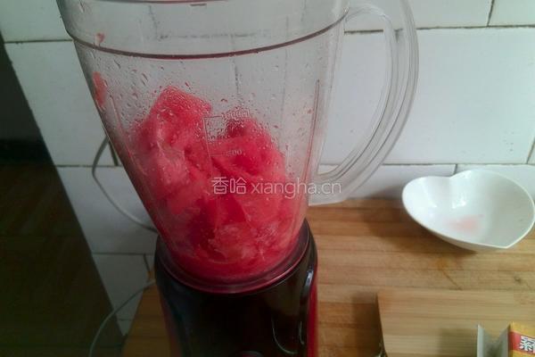 鲜榨西瓜柠檬汁的做法图解2