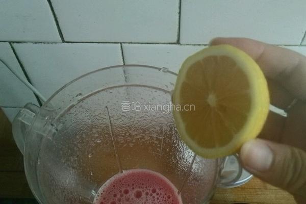 鲜榨西瓜柠檬汁的做法图解4