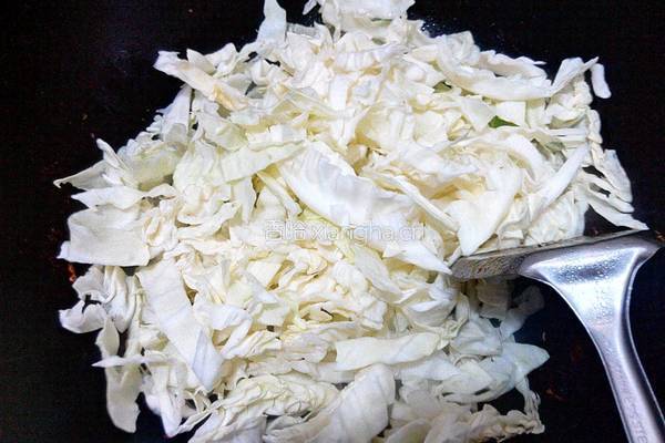 卷心菜炖粉条的做法图解5