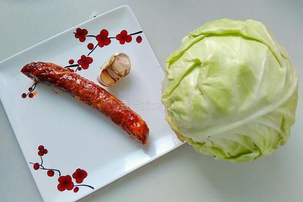 卷心菜炒腊肠的做法图解1