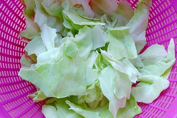 卷心菜炒腊肠的做法图解2
