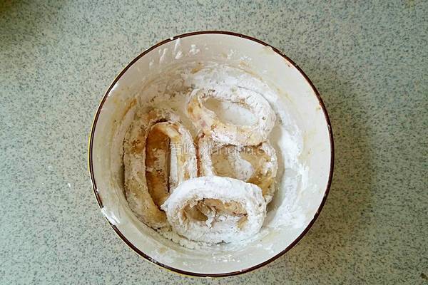 DIYの香酥鱿鱼圈的做法图解4