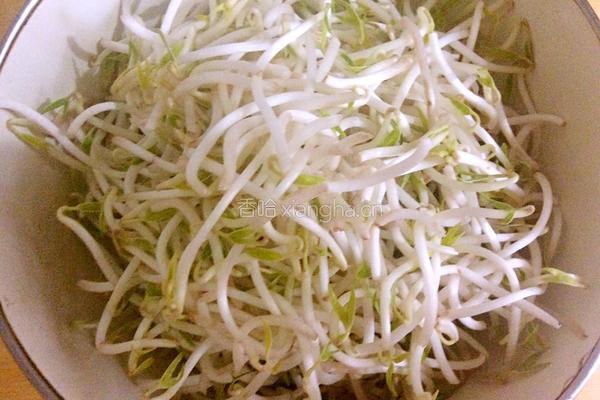 爆炒酸辣绿豆芽的做法图解1