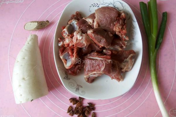 白萝卜炖尾骨的做法图解1