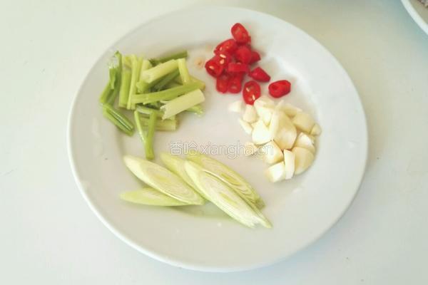 五花肉炒卷心菜的做法图解2