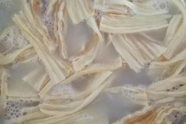 绿豆芽虾米腐竹拌米粉的做法图解3