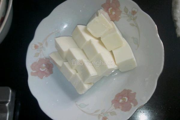 皮蛋凉拌豆腐的做法图解2