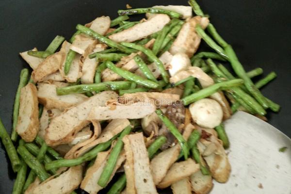 鱼饼炒豆角的做法图解5