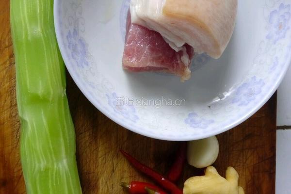 泡椒莴笋炒肉片的做法图解1
