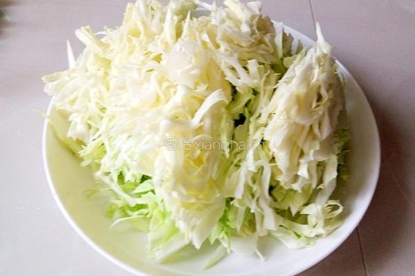 卷心菜炒香菇的做法图解1