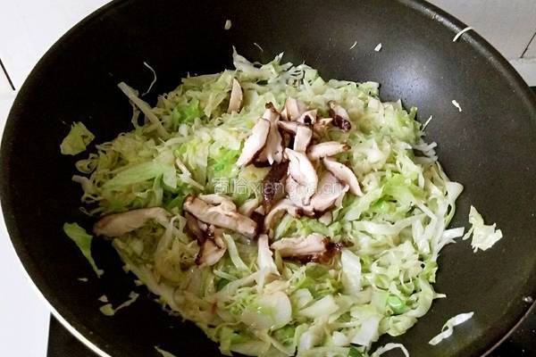 卷心菜炒香菇的做法图解8
