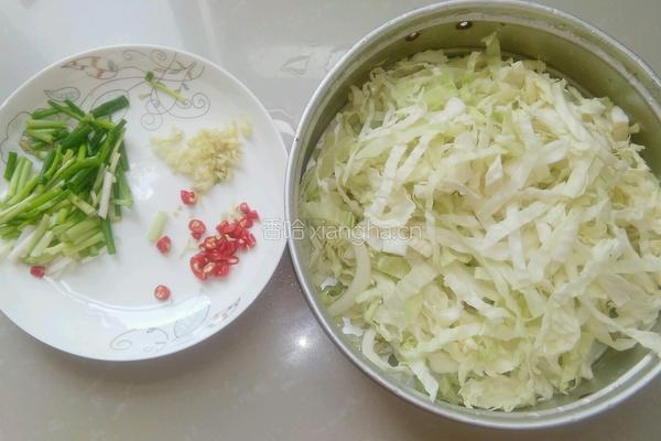 炝炒卷心菜的做法图解1