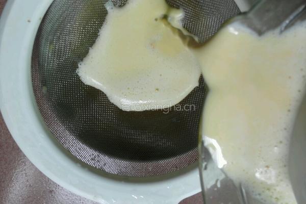 奶香玉米汁蒸蛋的做法图解3
