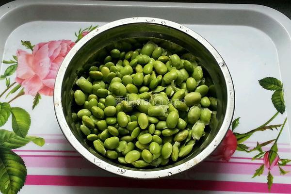 青豆肉丁的做法图解1
