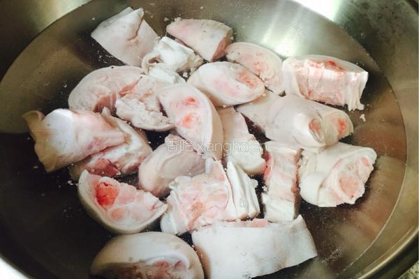 酥烂黄豆炖猪蹄的做法图解2