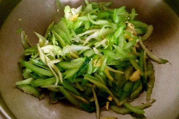 鸡蛋西芹小炒的做法图解6