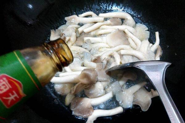 彩椒炒平菇的做法图解4