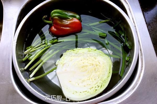 卷心菜辣炒豆腐皮的做法图解2