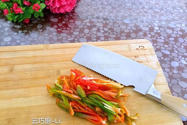 卷心菜辣炒豆腐皮的做法图解3