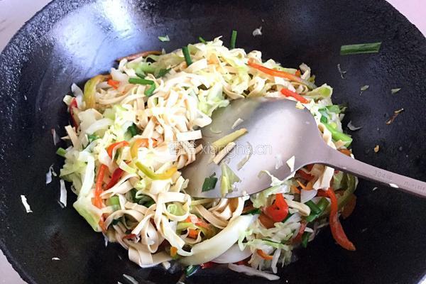 卷心菜辣炒豆腐皮的做法图解15