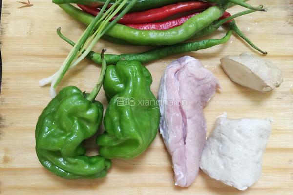 青椒面筋炒肉片的做法图解1
